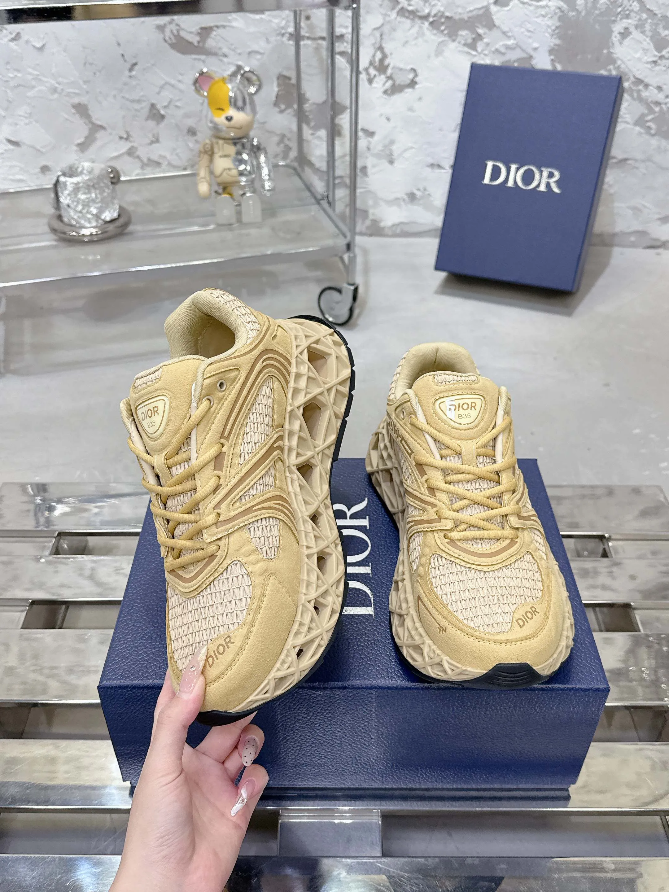 Factory price 780💰 Top version! ! ! Dior (B35) DIOR spring and summer men's wear show, the show was held at the Valle de Grasse School in Paris. Kim Jones drew inspiration from the works of South African artist Hylton Nel. The details of the shoes, clog soles and tribal elements, cleverly blended luxury craftsmanship and practicality, with fresh childishness and bright temperament, creating a new season hot spot. Dior KAWA Dior co-branded casual sports shoes reinterpret running shoes with Dior's high-end style. B35 is made of fine-textured leather and mesh fabric materials. It can be worn in all seasons, is comfortable and breathable, and has multiple lines on the shoe body to outline details. It has a full retro three-dimensional feel and can create a casual look all year round! Fabric: Cowhide/customized cloth material Lining: Imported breathable mesh Outsole: Original molded outsole Size: 39-46 (customized at 45.46)
